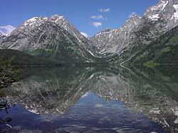 Leigh Lake httpsuploadwikimediaorgwikipediacommonsthu