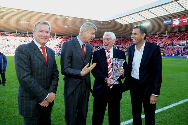 Len Ashurst Arsenal boss Arsene Wenger presents award to Sunderland