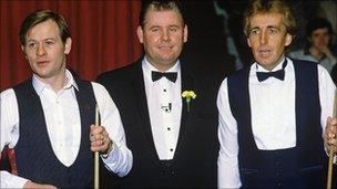 Len Ganley Len Ganley Snooker referee with stardust on his gloves BBC News