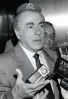 Leonel Brizola httpsuploadwikimediaorgwikipediacommonsthu