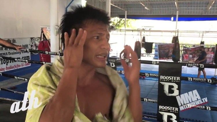 Lerdsila Chumpairtour Muay Thai world champ Lerdsila shows techniques talks style
