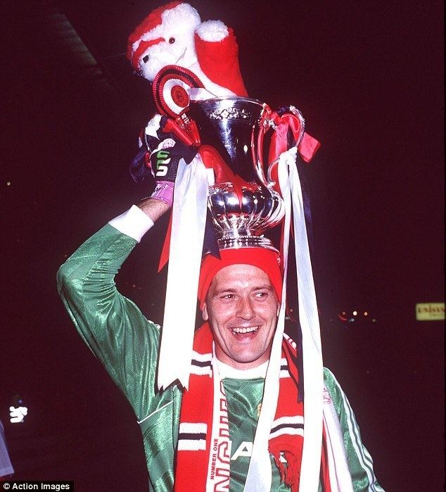 Les Sealey How a crazy goalkeeper changed Manchester Uniteds history Daily