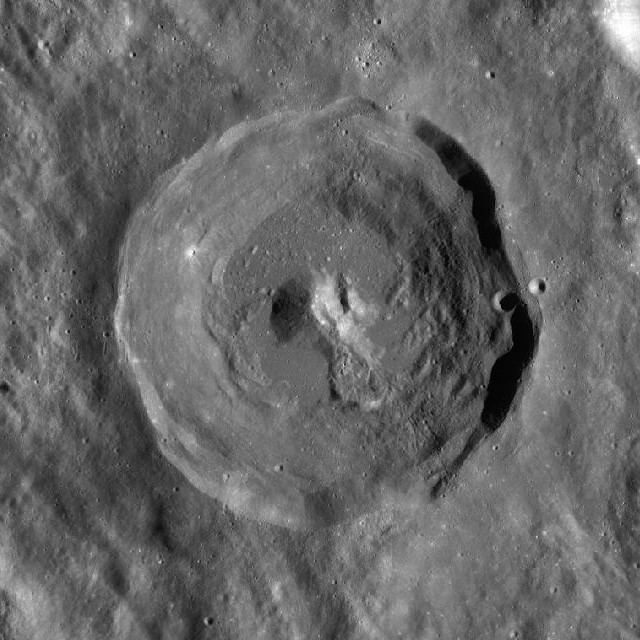 Leuschner (crater)