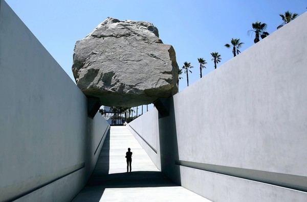 Levitated Mass 1000 images about The Making of Levitated Mass on Pinterest Rocks