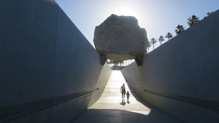 Levitated Mass wwwtrbimgcomimg5408b017turbinelaetcamlevi