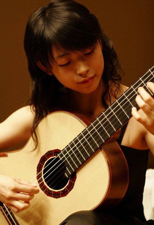 Li Jie (guitar player) Alma Guitar