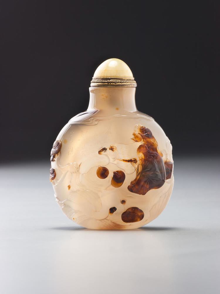 Li Shizhi An inscribed chalcedony Li Shizhi snuff bottle Suzhou school of