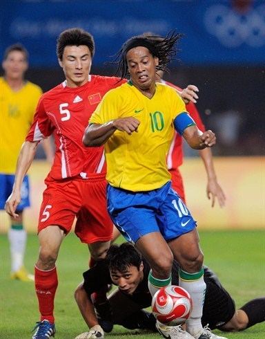 Li Weifeng Ronaldinho BRA fight the ball against Li Weifeng CHN