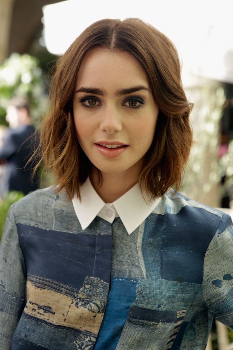 Lily Collins Lily Collins39 Effortless Hairstyle How To StyleCaster