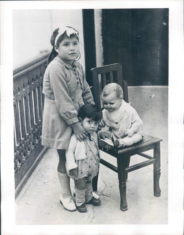 Lina Medina with her two kids