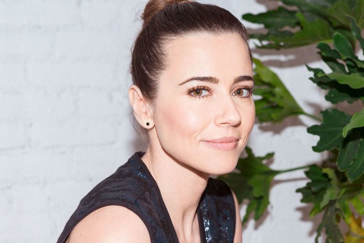 Linda Cardellini Bloodlines Linda Cardellini On Her Daily Beauty Into The Gloss