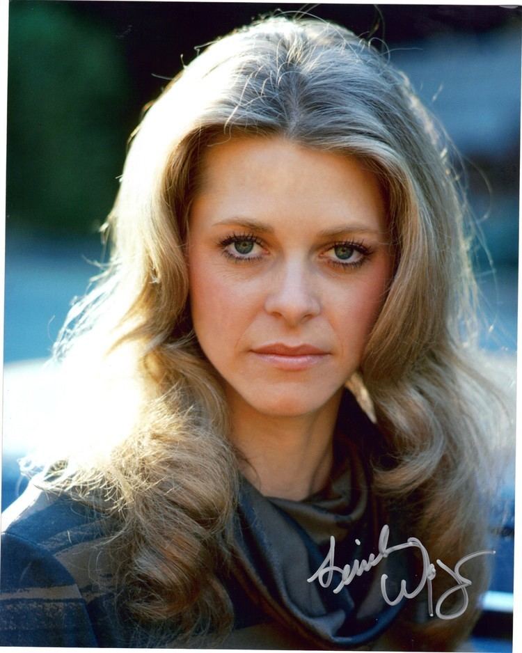 Lindsay Wagner as Veronica Hoffman on Mingle All the Way