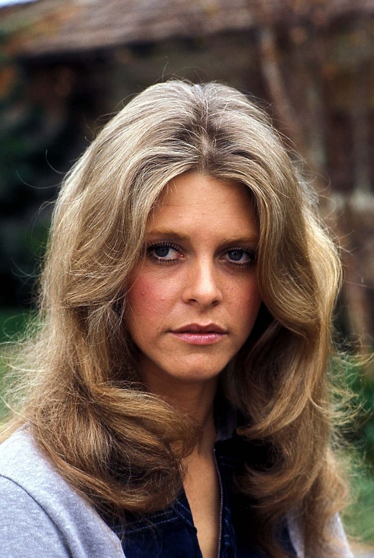 Lindsay Wagner as Veronica Hoffman on Mingle All the Way