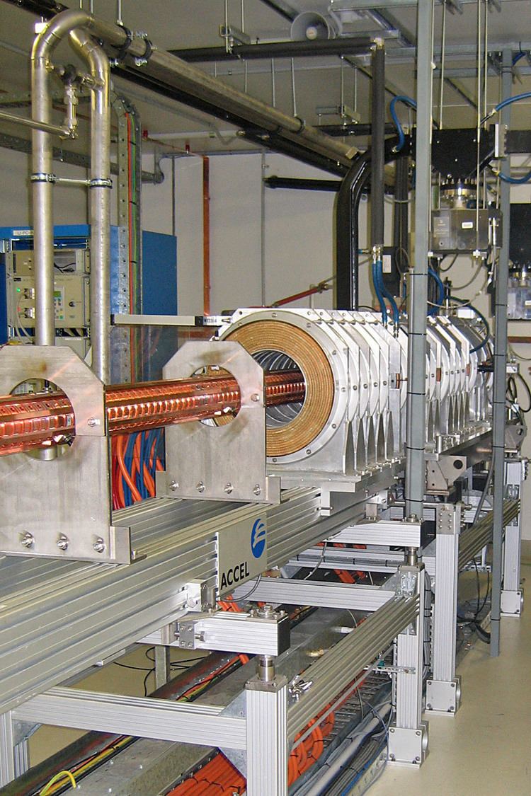 Linear particle accelerator