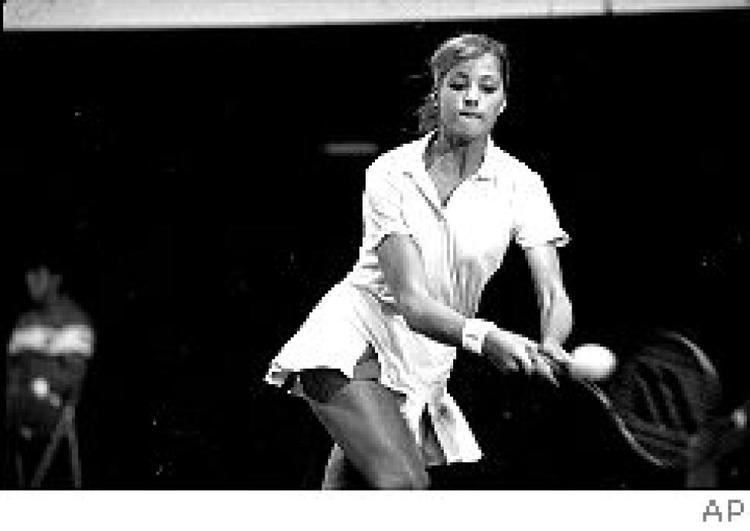 Lisa Bonder playing tennis