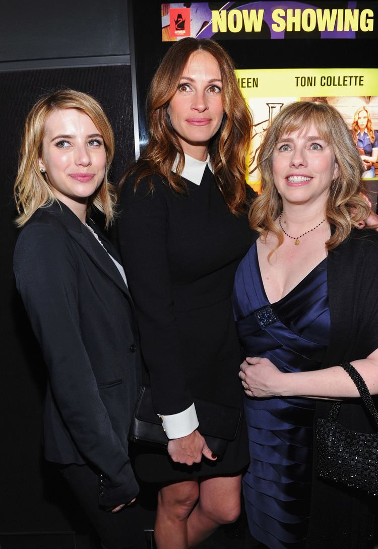 Lisa Roberts Gillan Emma Roberts posed with her aunt Julia Roberts and her