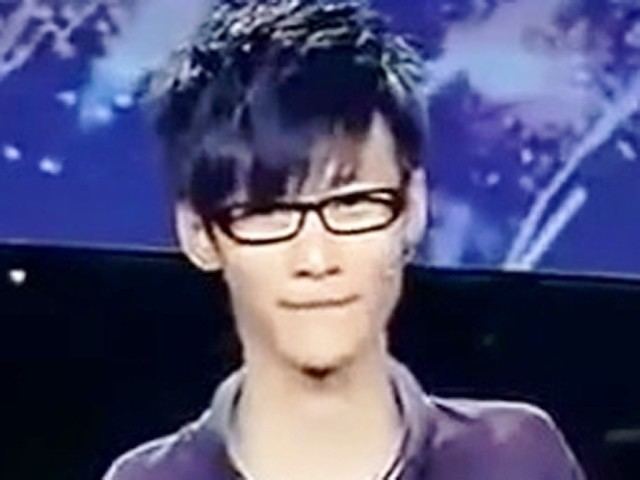 Liu Wei (pianist) Armless pianist plays with toes to win China39s Got Talent