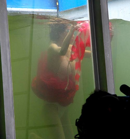 Liu Yuxin Scantilyclad actress Liu Yuxin changes clothes underwater in TV