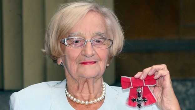 Liz Smith (actress) smiles while being awarded an MBE for services to drama in 2009