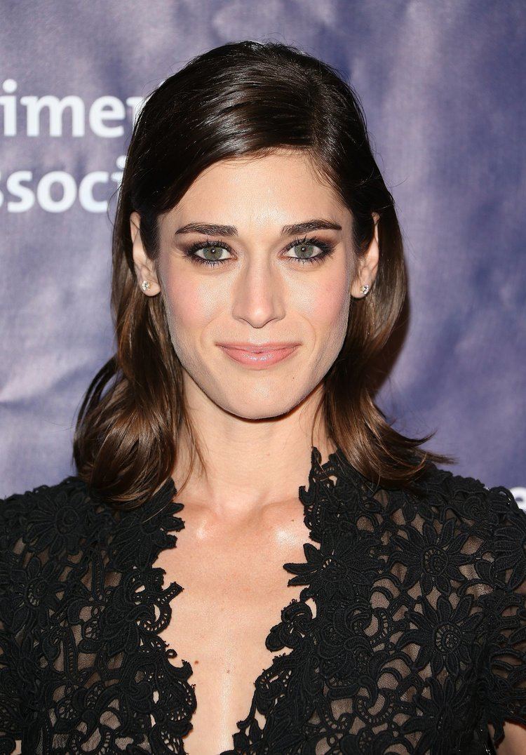 Lizzy Caplan Lizzy Caplan Cameron and Leslie Prove Blondes Have a Ton