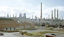 Llandarcy oil refinery httpsuploadwikimediaorgwikipediacommonsthu