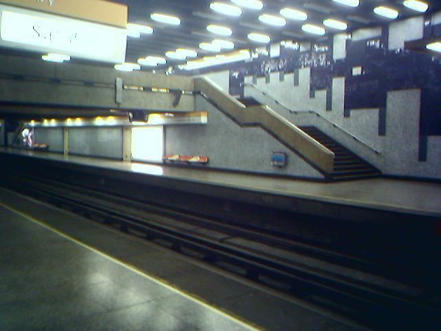 Lo Vial metro station