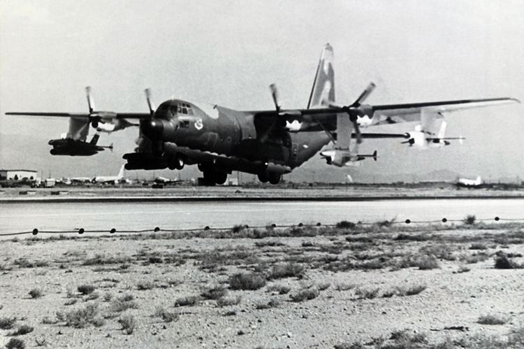 Lockheed DC-130 FileDC130A taking off from DavisMonthan AFBjpg Wikimedia Commons