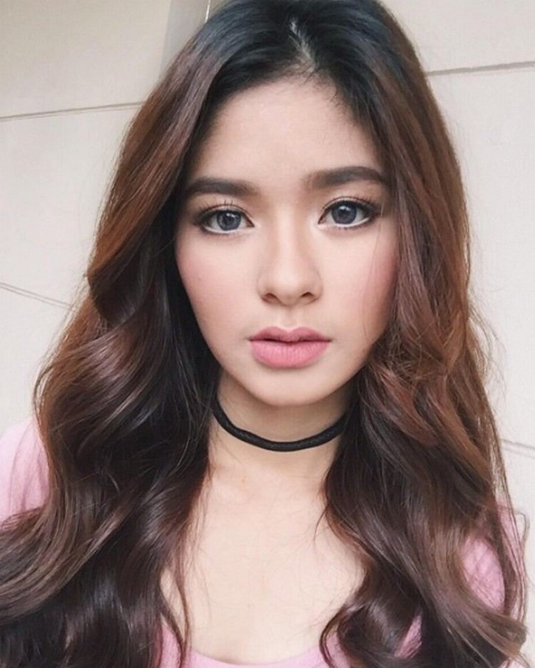 Loisa Andalio 24 times Loisa Andalio nailed the choker trend