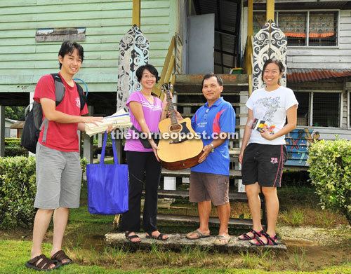 Long Moh Lecturer fulfils pledge to SK Long Moh BorneoPost Online Borneo