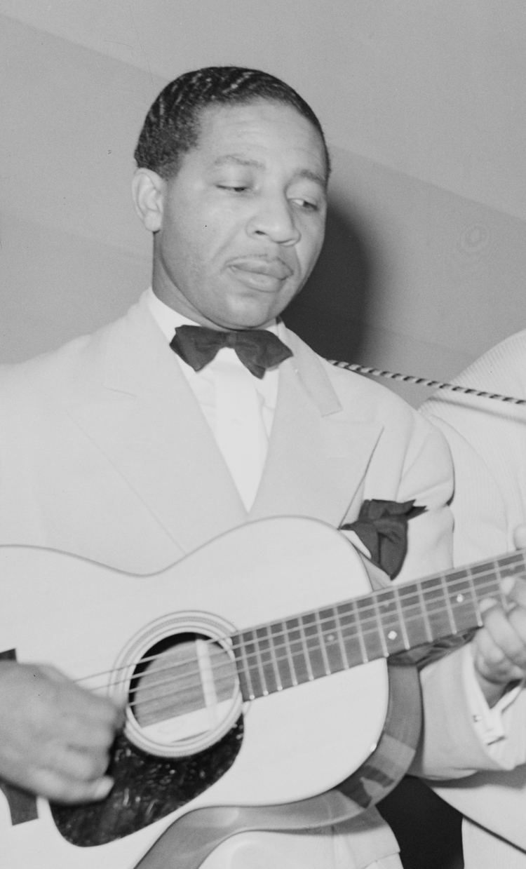 Lonnie Johnson (musician) httpsuploadwikimediaorgwikipediacommons88