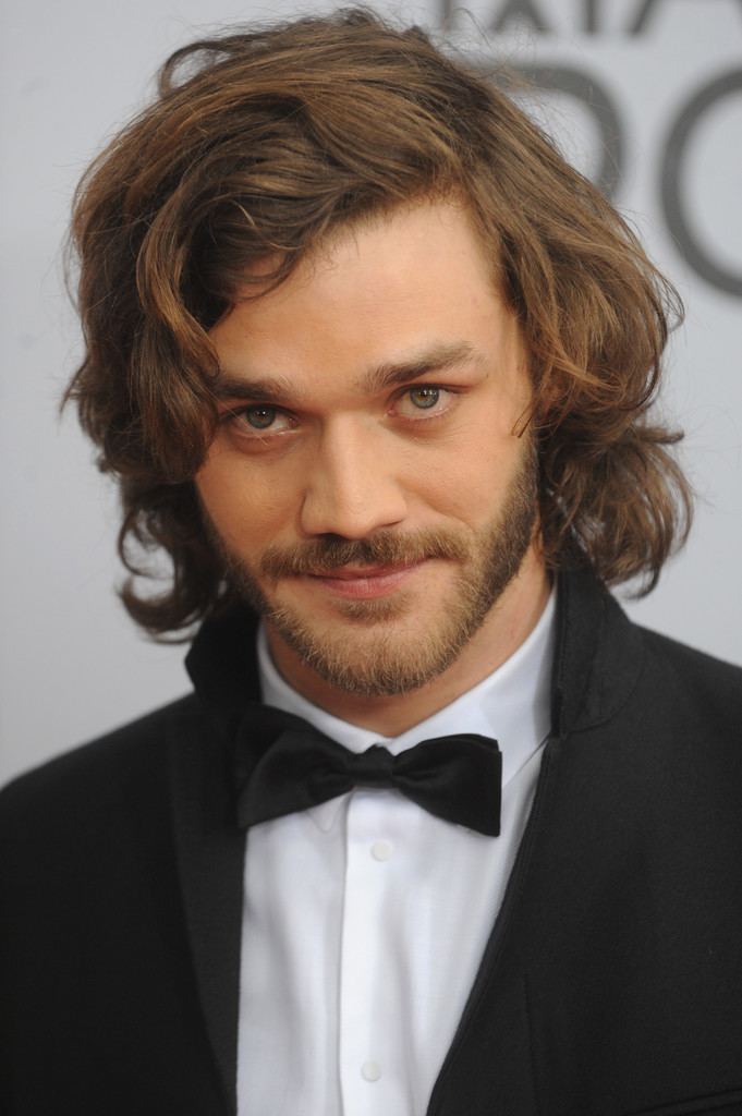 Lorenzo Richelmy Lorenzo Richelmy Charms in Formal Emporio Armani Look at