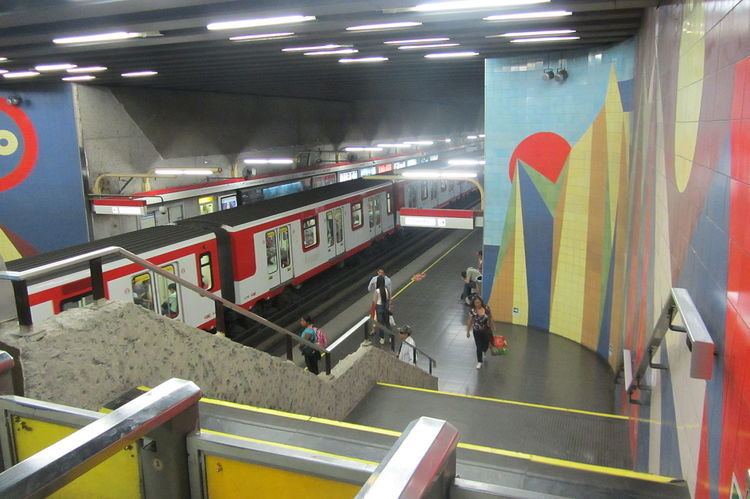Los Leones metro station