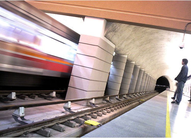 Los Orientales metro station