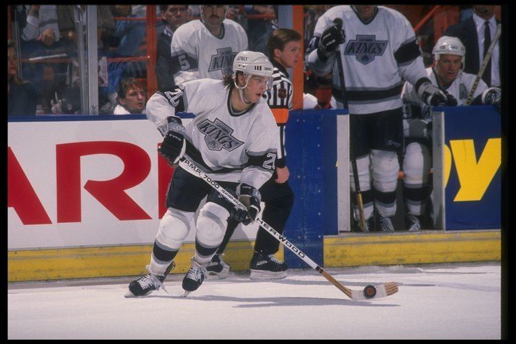Luc Robitaille BarDown Luc Robitaille taped his stick so poorly Mike