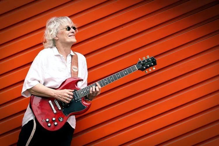Lucinha Turnbull Lucinha Turnbull primeira guitarrista do Pas ensaia show para