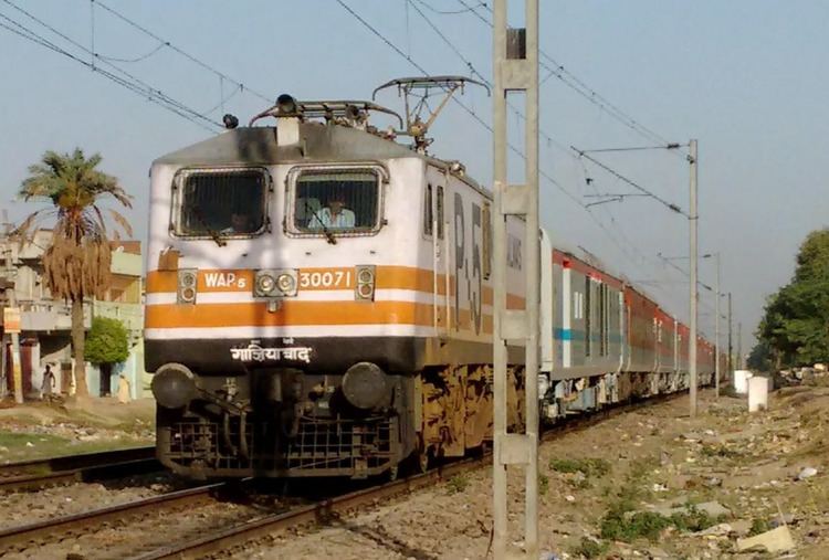 Lucknow–New Delhi AC Superfast Express