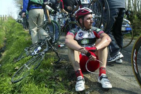 Ludovic Capelle Ludovic Capelle hangt fiets aan haak HLNbe