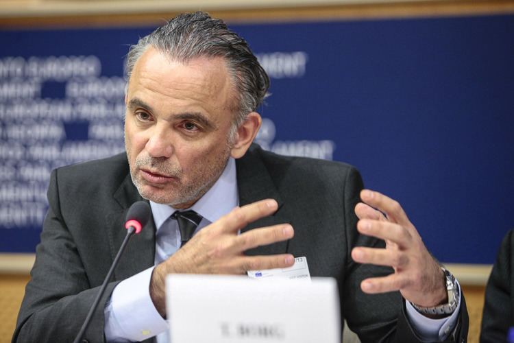 Luiz Loures Summary Achieving the right to health of LGBTI people The