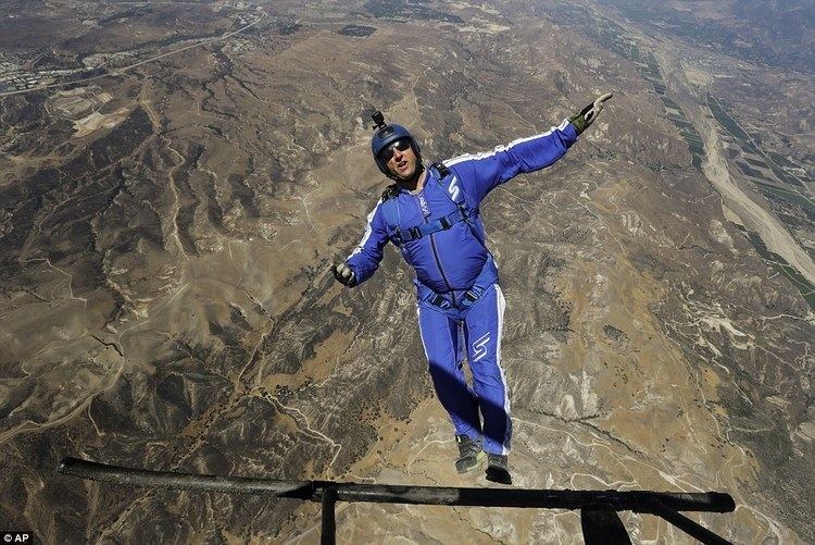Luke Aikins Luke Aikins is first skydiver to jump 25000 feet into a net without