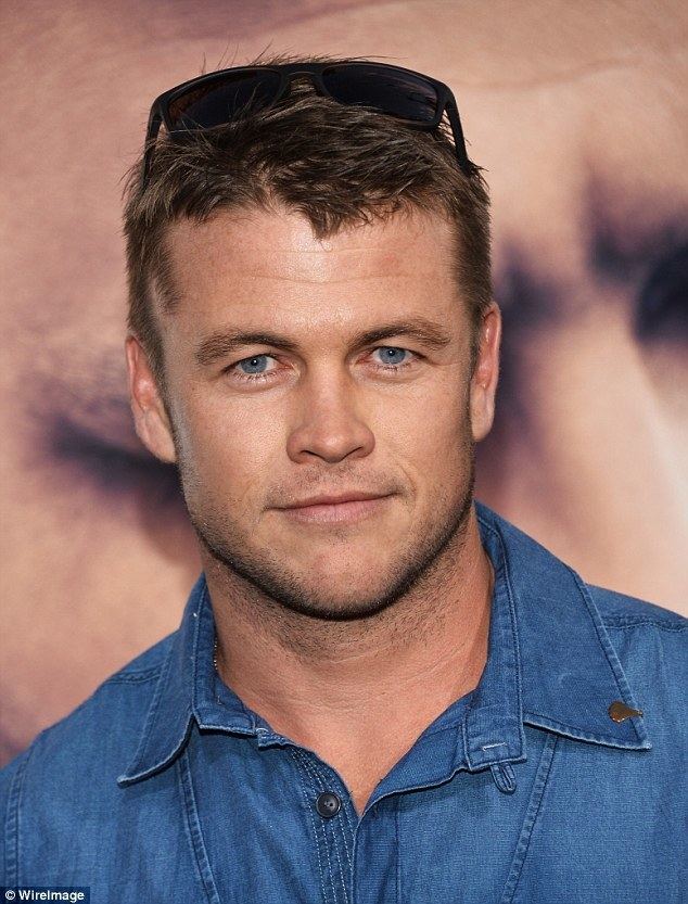 Luke Hemsworth Luke Hemsworth ditches brothers Liam and Chris for Russell