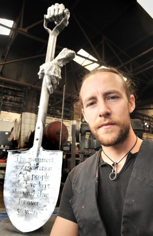 Luke Perry (artist) Stourbridge artist Luke Perry creates sculpture to honour Black