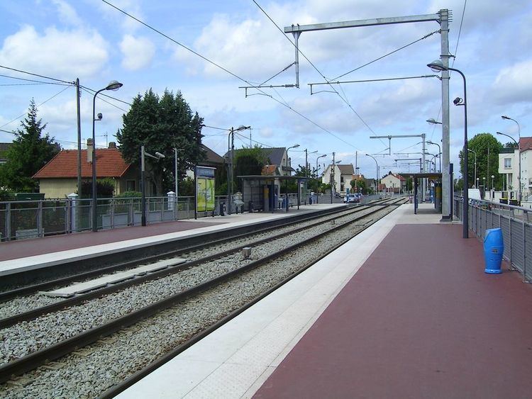 Lycée Henri Sellier railway station