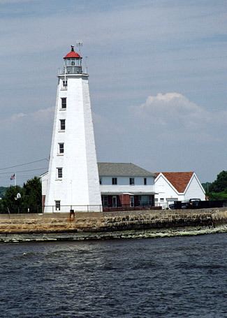 Lynde Point Light wwwlighthousefriendscomlyndepoint3jpg