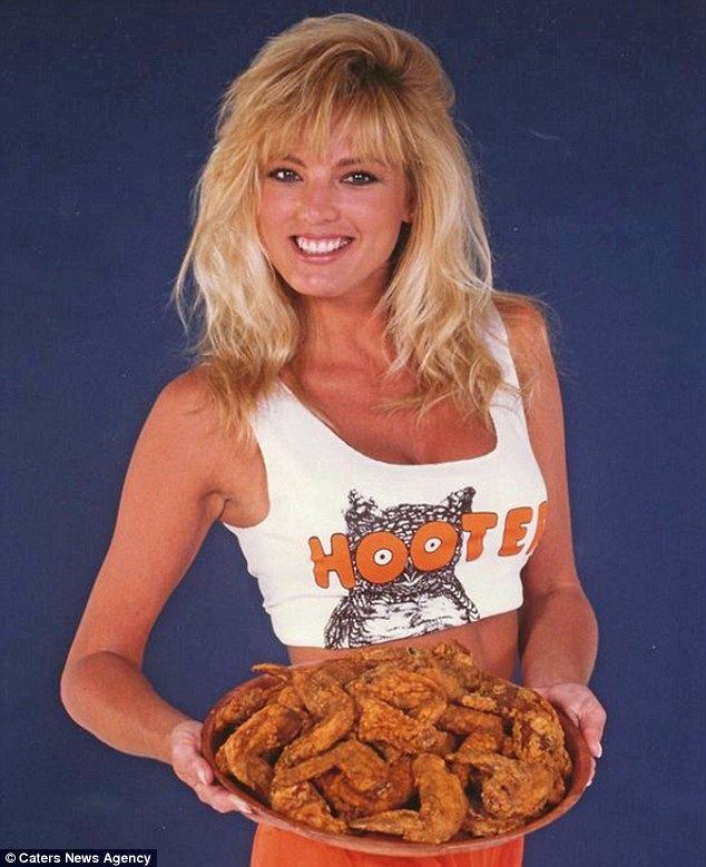 Lynne Austin Hooters celebrates its 30th Iconic US 39breastaurant