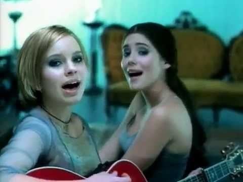 Marit Larsen and Marion Raven of the M2M band are singing while playing guitar in the music video of Mirror Mirror