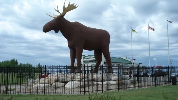 Mac the Moose Norway installs statue that towers over Moose Jaw beast
