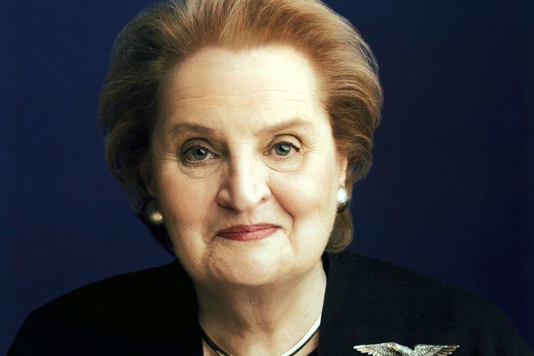 Madeleine Albright Amy Poehler Scores Emmy Props from Madeleine Albright