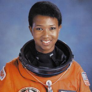 Mae Jemison Mae C Jemison Doctor Scientist Scientist Astronaut Biographycom