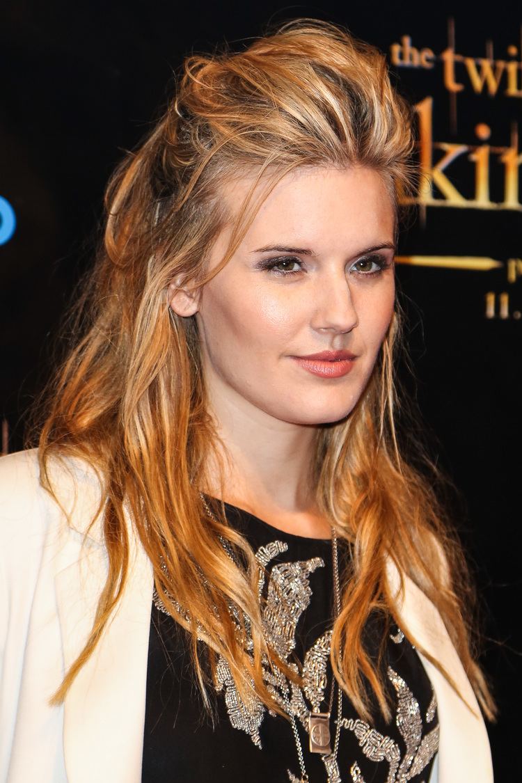 Maggie Grace Maggie Grace wore a black teeshirt with a white blazer to