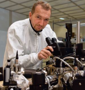 Magnus Berggren Magnus Berggren kopplar ihop elektroniken med cellerna